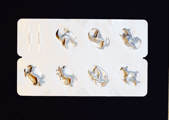 私の想像の生き物たちはみんな、薬の包装シートから生まれました。角度を変えて見ると違う姿に変わったり、時々怖く見える子もいますがみんな本当はとてもフレンドリーなんです。彼らがあなたをファンタジーの世界へ連れて行ってくれることを願っています。