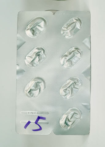 私の想像の生き物たちはみんな、薬の包装シートから生まれました。角度を変えて見ると違う姿に変わったり、時々怖く見える子もいますがみんな本当はとてもフレンドリーなんです。彼らがあなたをファンタジーの世界へ連れて行ってくれることを願っています。