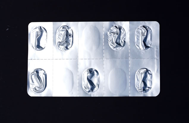 私の想像の生き物たちはみんな、薬の包装シートから生まれました。角度を変えて見ると違う姿に変わったり、時々怖く見える子もいますがみんな本当はとてもフレンドリーなんです。彼らがあなたをファンタジーの世界へ連れて行ってくれることを願っています。